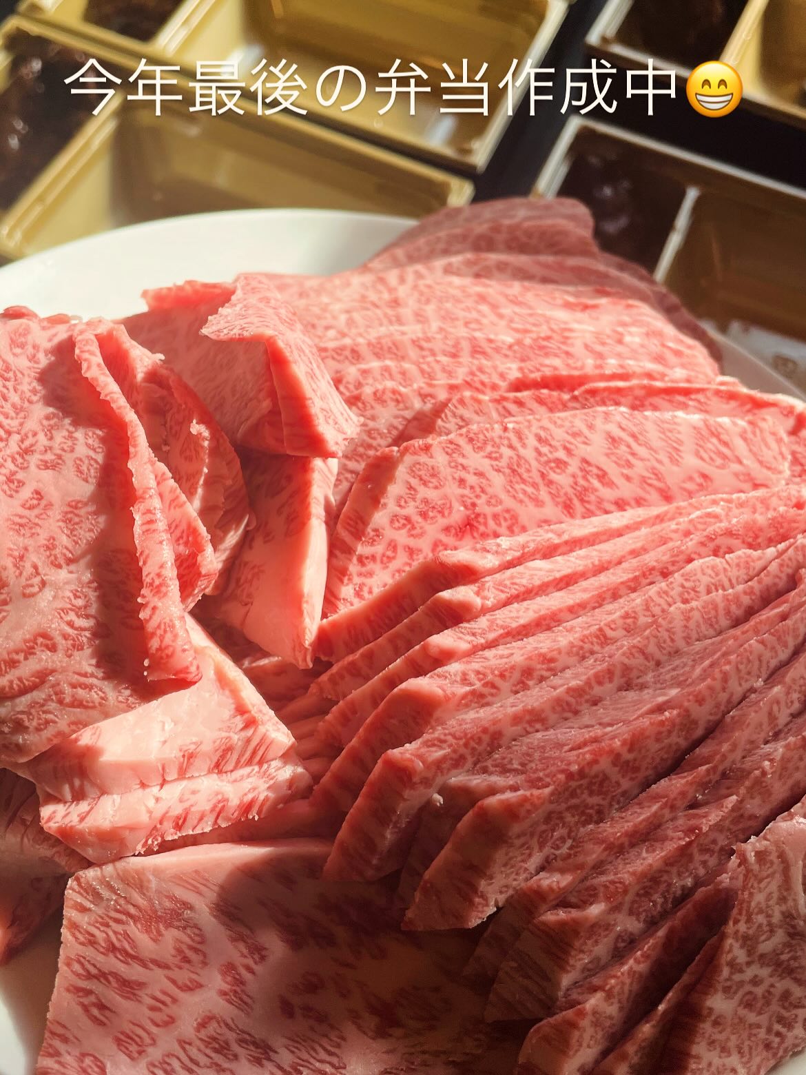 ザブトン弁当ができるまで

副菜は柔らかタンシチュー
生野菜キムチ
だし巻き玉子を更にまるさん出汁に浸した2段階ジュわ美味玉子

お肉はザブトンの柔らかいところをすき焼き風に煮ます

あまい辛いしょっぱいの色々な美味さの波状攻撃弁当となっております

事前予約にて対応可能です

お家贅沢 労いお弁当などにご利用ください🥹