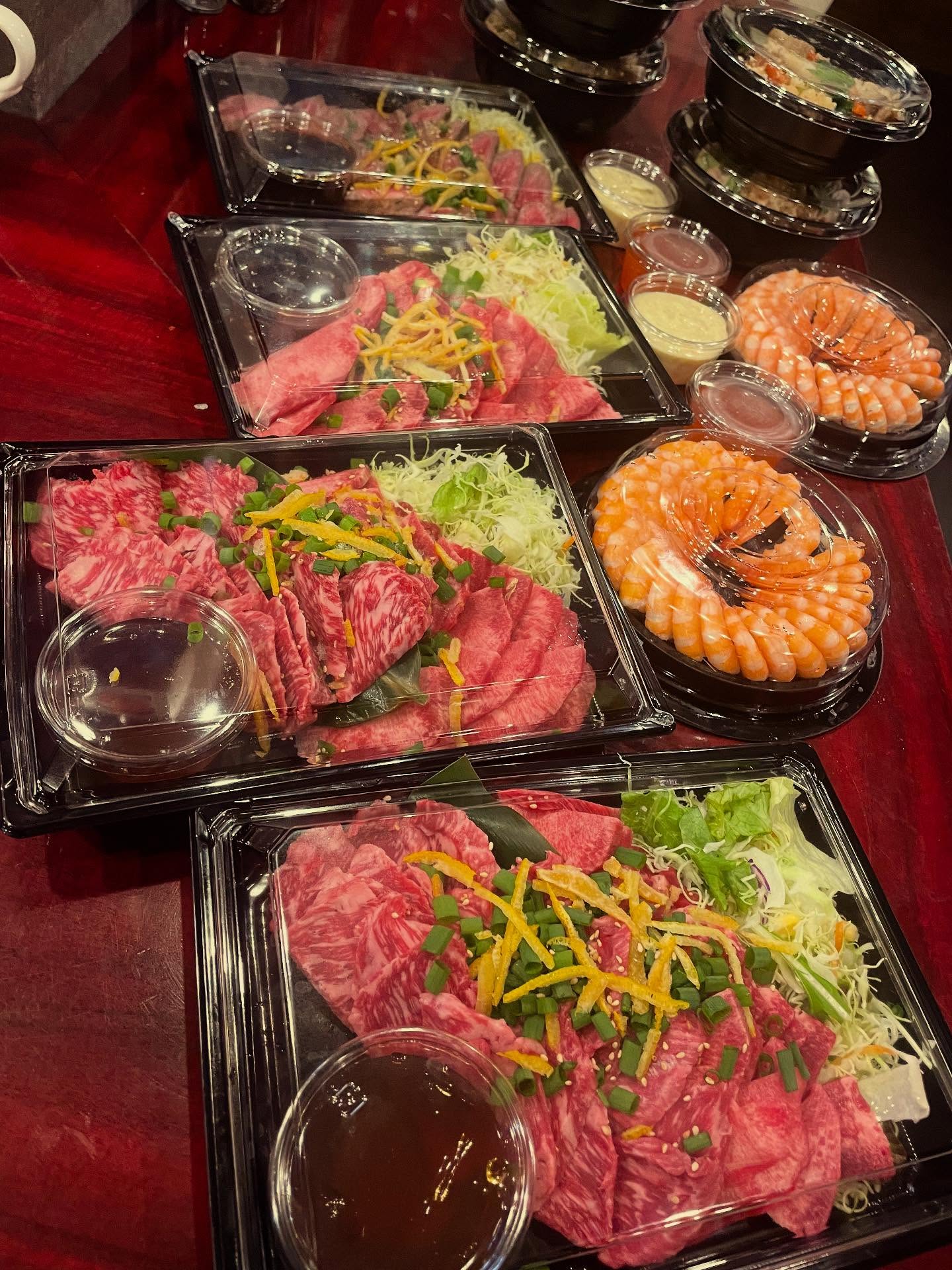 満席でお断りからのー️ お家で椿苑テイクアウト からのー倍プッシュだーw まさかのオープン前ギリギリに頼まれたテイクアウトが️ 秒でなくなり 追撃の同量以上注文🥹 久しぶりに界王拳4倍モードで仕事しました(*`･ω･)ゞ 予約の2組の団体様が どちらも30分前に来たり 最初からクライマックスモード ε”ε”(ﾉ⸝⸝>ㅁ<)ﾉ 今日はゆっくりやりたいような きっとバタバタなんだろーなぁ とか色々考えながら飲んでたら もう朝でした さて今日も 昼から楽しみラーメン食って頑張ります(๑•̀ㅂ•́)و✧