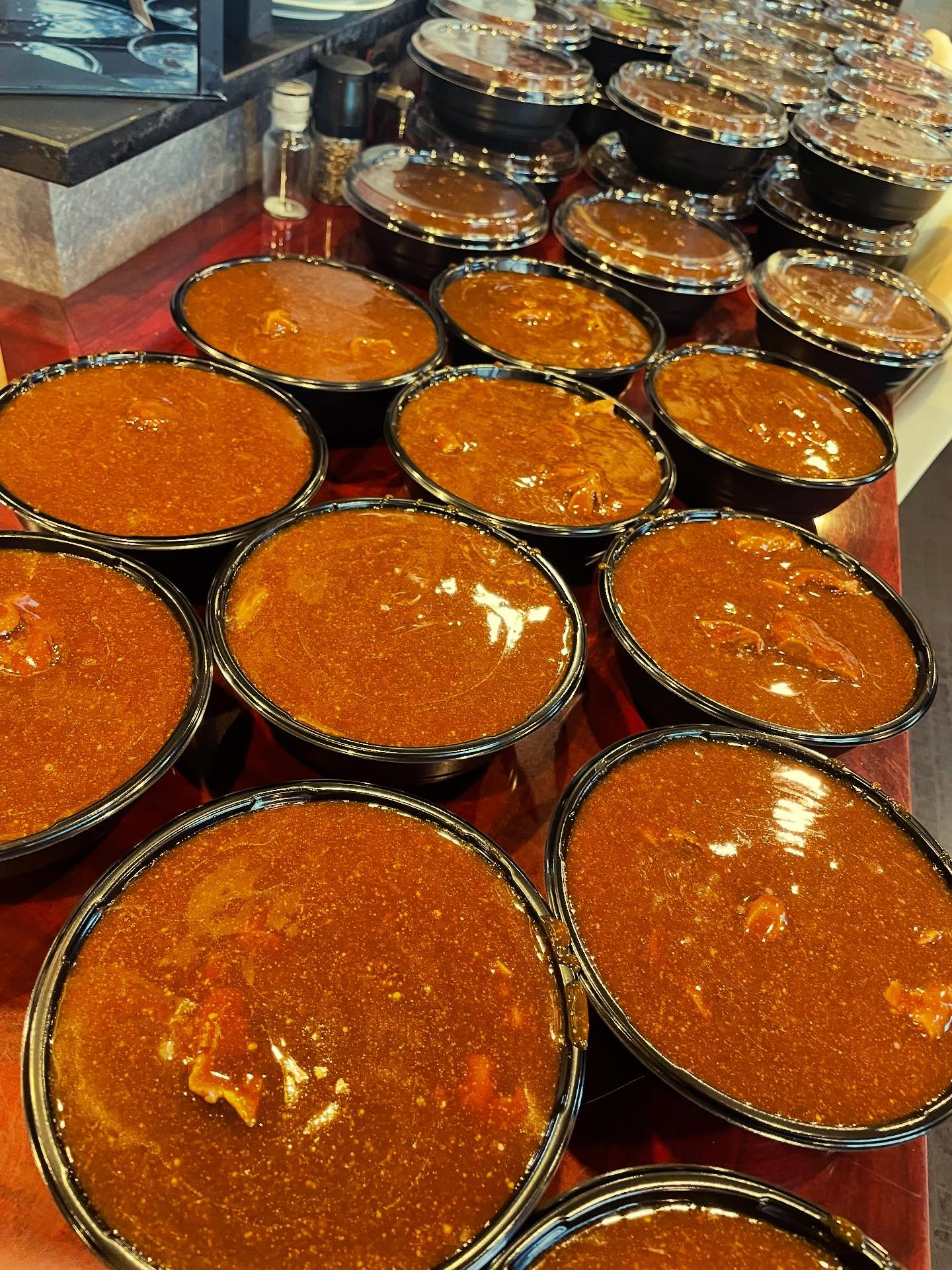 ビーフシチュータンシチュー
沢山仕込みました

今回のビーフシチューは柔らか塊肉沢山入ってますので🥰
ぜひご利用ください