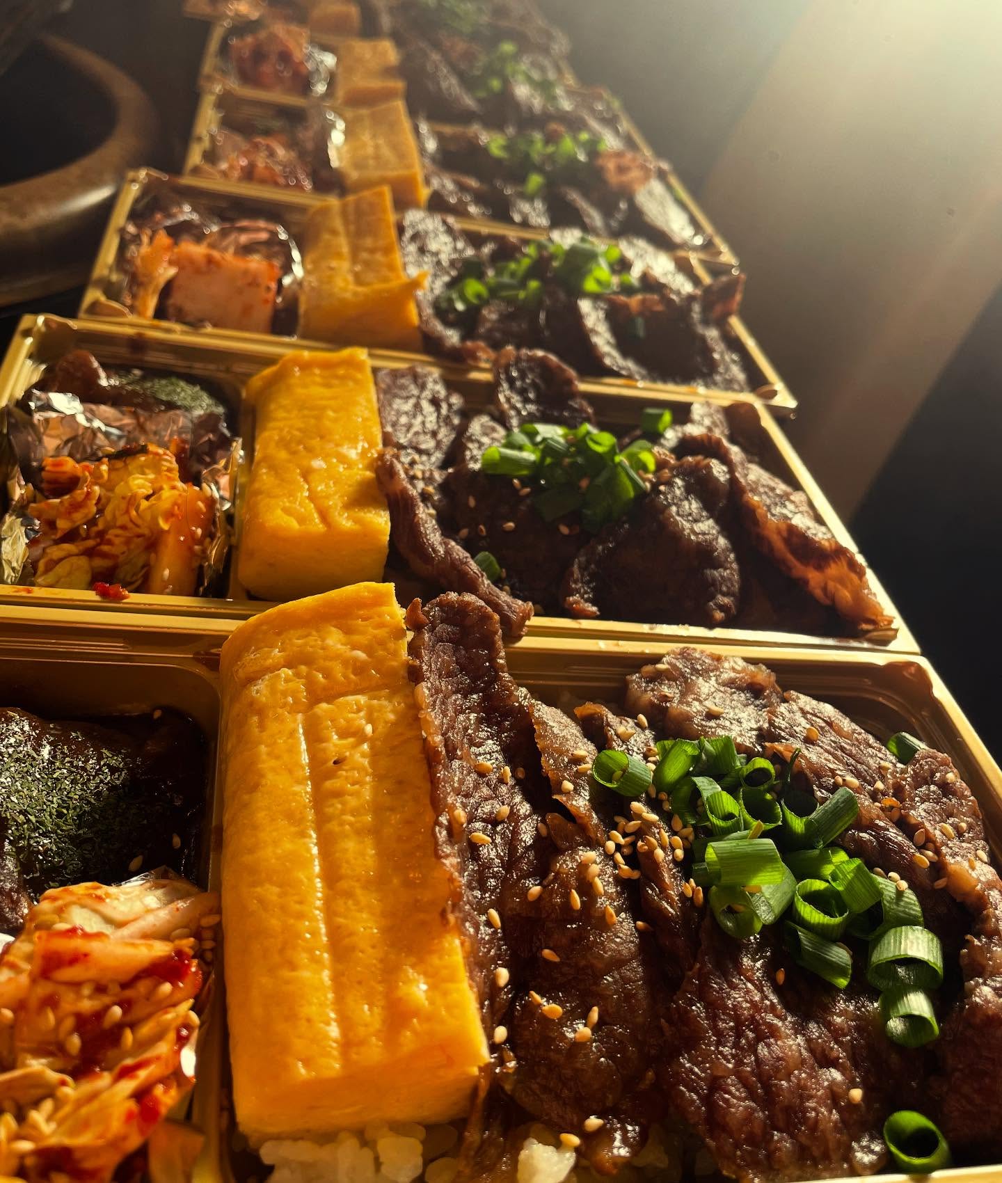 今日も朝からお弁当

今年は、今日から会社のランチ忘年会利用で
ザブトン弁当やプラス料理注文などのご利用が増えています

従業員の方に高級弁当忘年会

良いクリスマスプレゼント- ̗̀ ̖́-だなーと思います🥹

クリスマスは暇な椿苑ですが
毎日朝から沢山お弁当作ります(๑•̀ㅂ•́)و✧