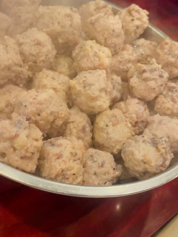 今日は牛タンつくね仕込みます

品切れごめんなさい

ぶりぶりかぶりつく肉玉
濃厚鶏出汁も美味いので、お家で野菜足して鍋にしても美味しいです

是非ご利用ください