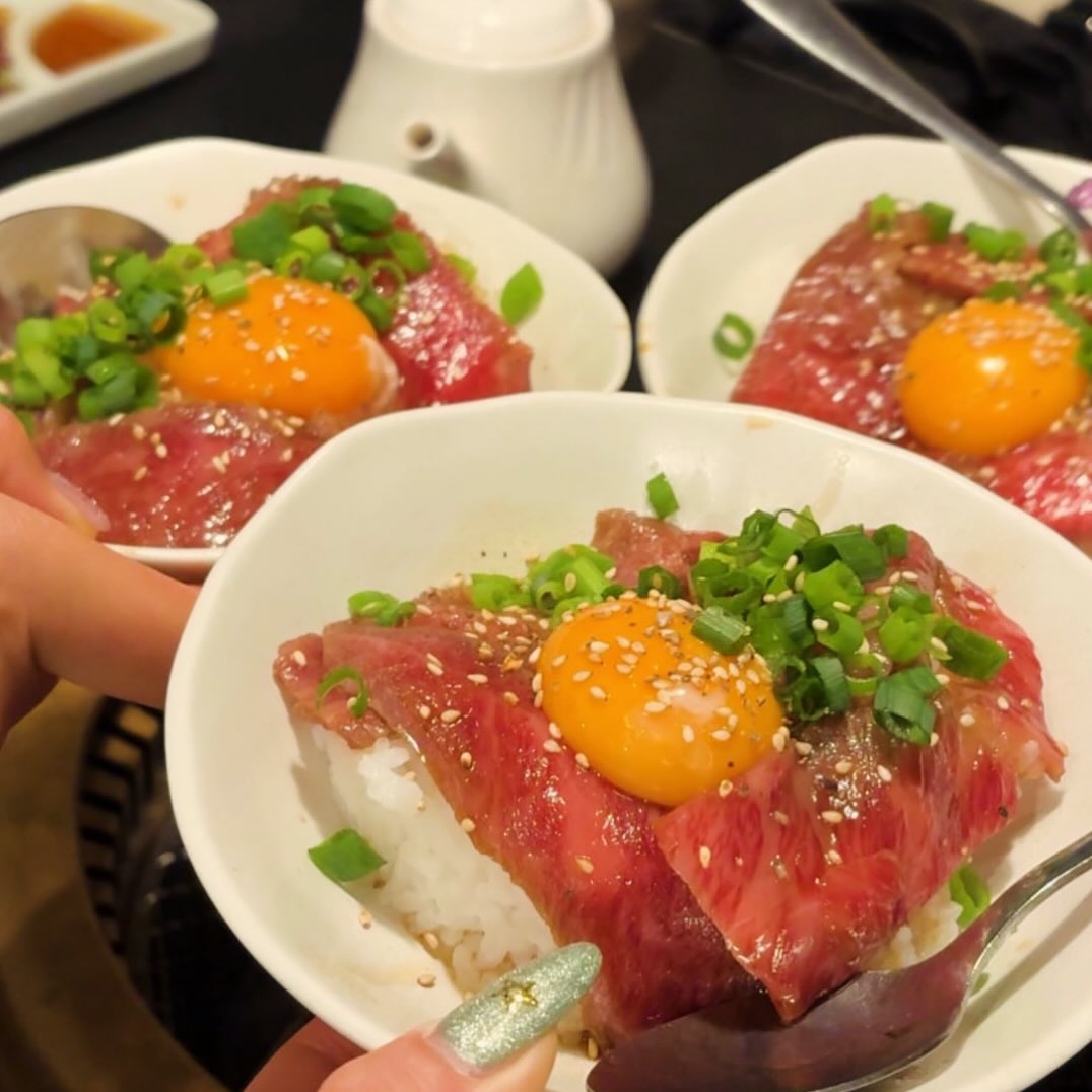 飲めるザブトンのTKG🥰

サッとすき焼き風出汁で加熱したザブトンの🤤レアユッケ丼🥹

タレご飯卵黄を絡めて
召し上がってください

本日満席です
20時位からご案内できるかと思います

来店前確認よろしくお願いします。