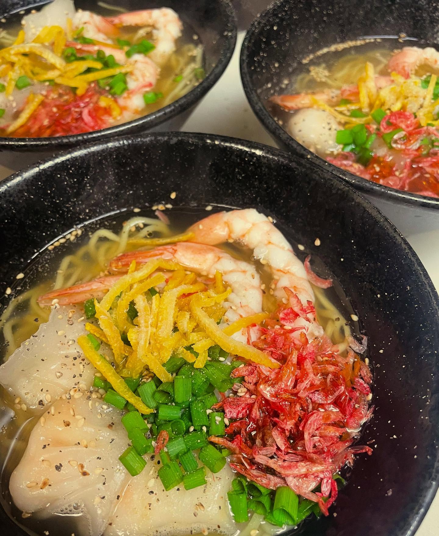 えーっと

焼肉屋です笑

海老ラーメン
美味いけども

3つはやりすぎ案件🤣

まるさんラーメン好きだから
意外と嬉しかったりもする