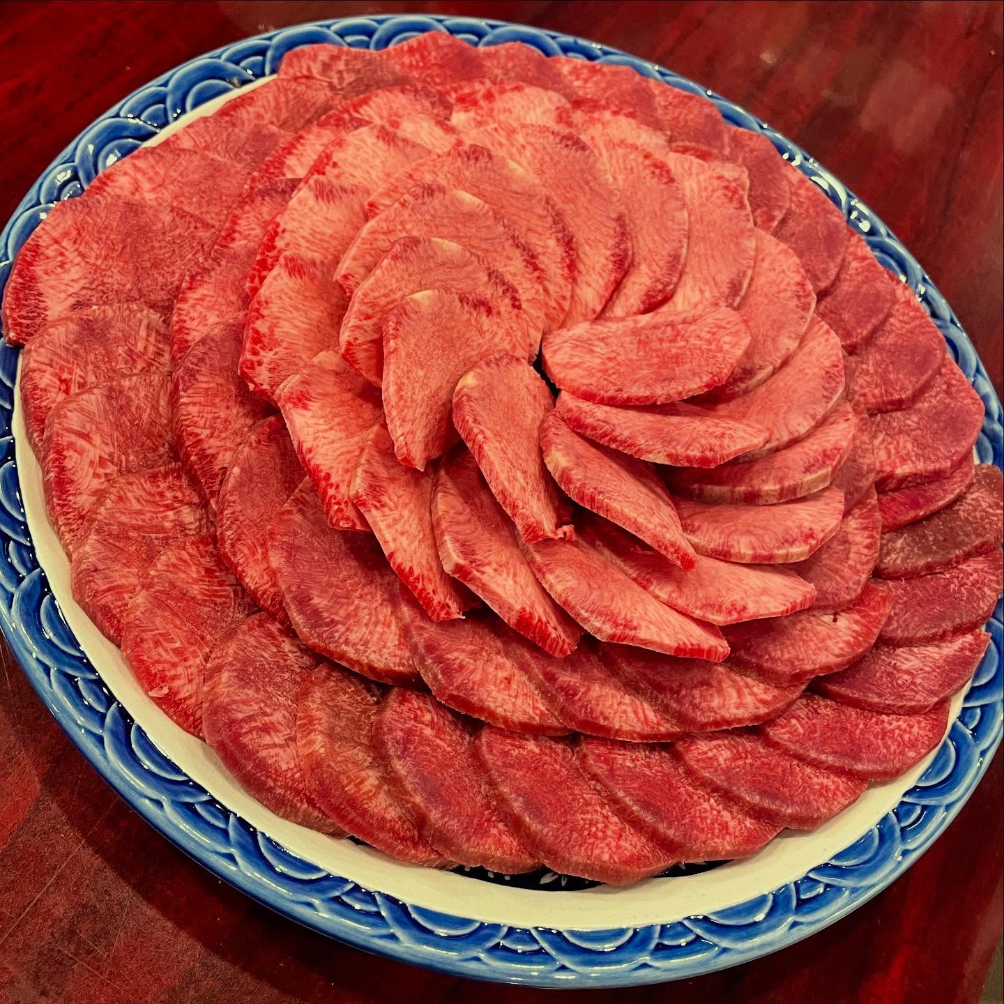 年末ラストスパートは( ✧Д✧) ｶｯ
芯タンしゃぶしゃぶが大人気🥰

今日もご予約多数頂き
満席となります

早い時間帯なら対応可能です