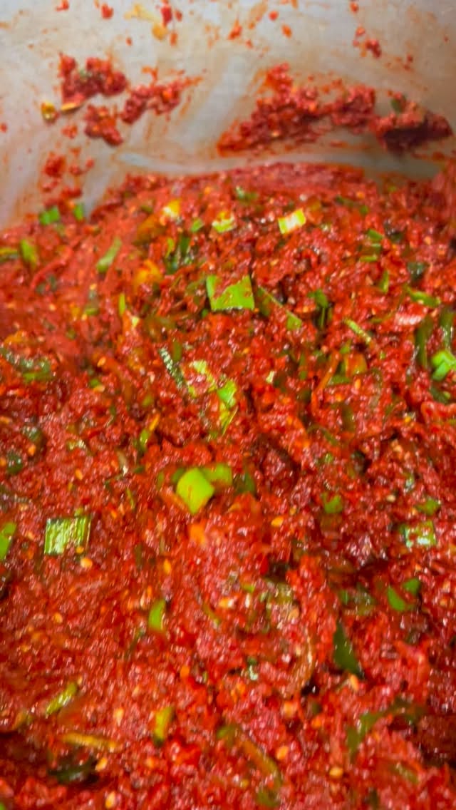 15キロ仕込みました

自家製キムチペースト🌶

お家で簡単生キムチ

野菜 海鮮 肉
なんでも和えれば
キムチ味のおつまみになります

家でもヘルシーキムチ味おつまみ楽しんでください