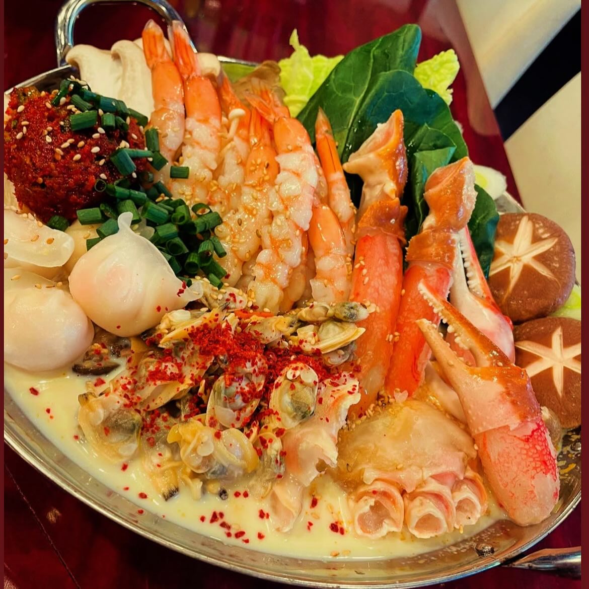 2月限定鍋
① 出汁が美味い
蟹海老アサリ鍋White🥰
椿苑人気のスンドゥブチゲを
具も豪華にして登場
出汁が残らないご飯に掛けて食べたくなります
2人前 税込5500円
②寒い2月を汗かく位温まろう
蟹海老ホタテチリトリ鍋RED🌶
椿苑人気の鍋出汁+キムチペースト🌶をふんだんに使った🥰旨辛鍋
味が濃いめなので
酒のアテにもサイコー
シメはぜひ辛ラーメンに味を吸わせて食べて欲しい
2人前 税込4400円
どちらも2月のみの販売となります!
ご予約お待ちしております