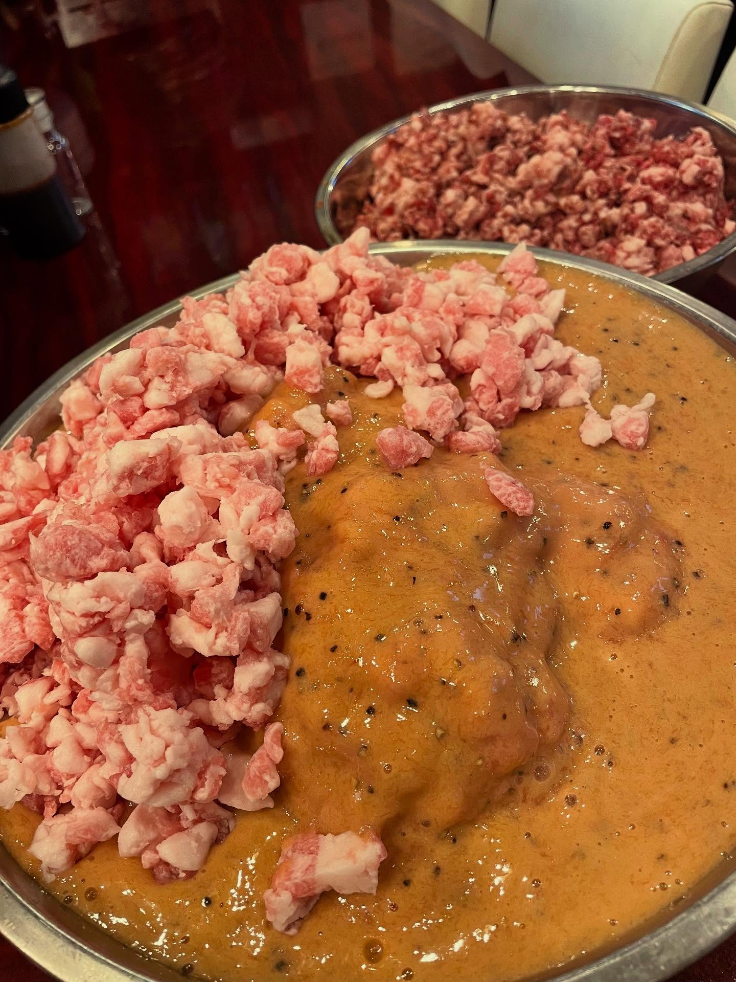 やっと牛タンつくねの仕込み出来ました

牛タン 豚トロ 鶏もも肉を自家製ミンチして作る

椿苑オリジナル
かぶりつく肉玉です

各肉不揃いにして️
ゴツゴツやジューシー🥹
出汁も濃厚鶏出汁が美味いです🥰

品切れ解除しましたので
お楽しみください