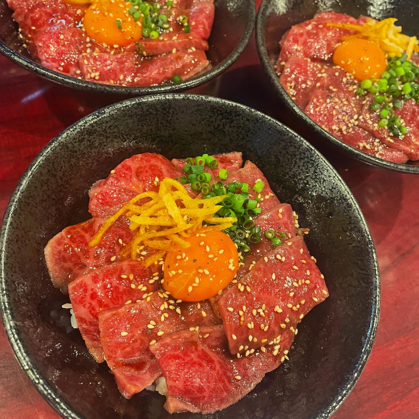 ザブトンのレアユッケ丼🥰

握りも良いけど
すき焼き風出汁でサッと加熱したザブトン
タレと卵黄絡めて食べたら

是非お試しください

本日空きあります
ご来店お待ちしてます