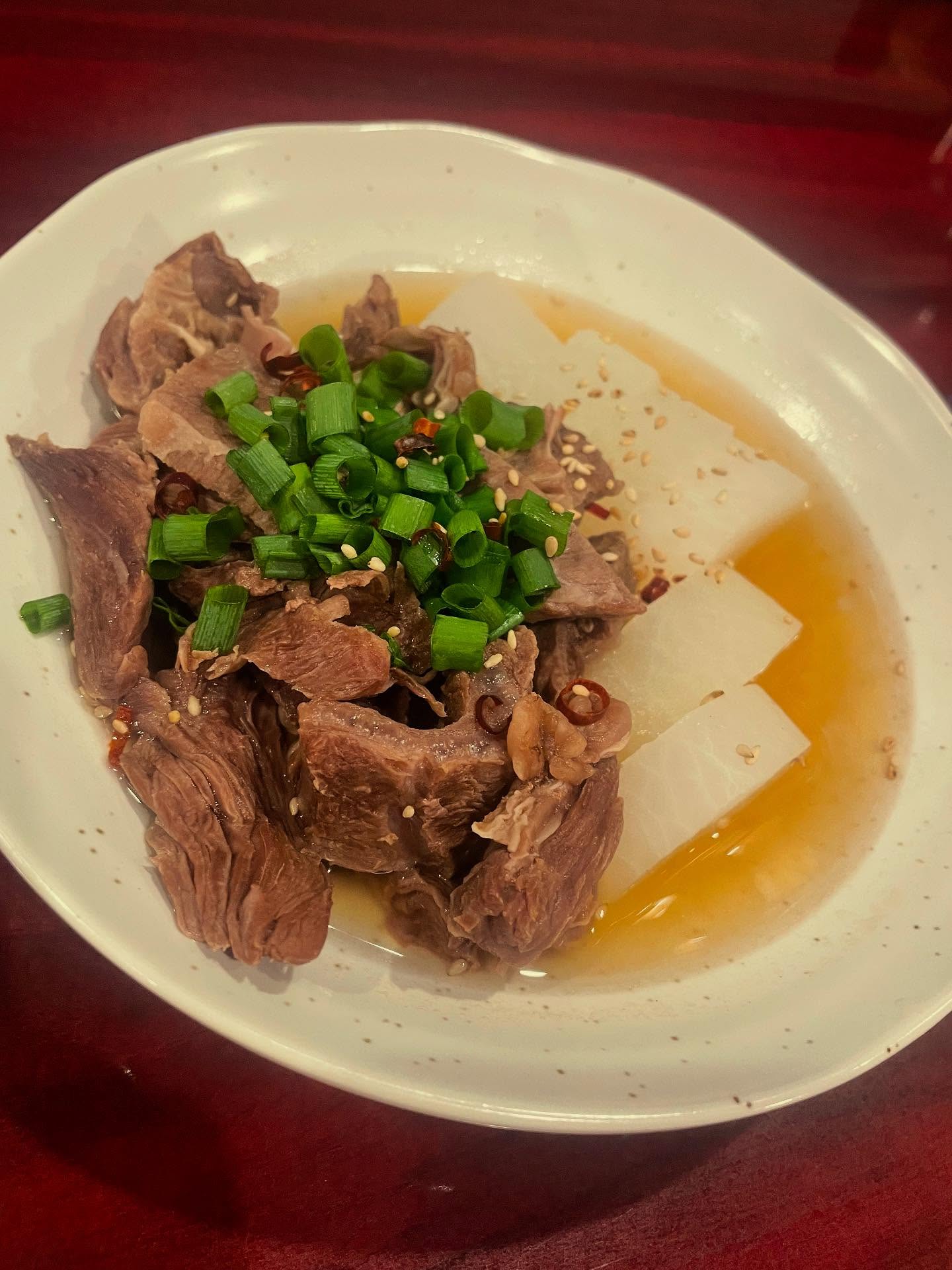 明日 明後日

美味しい出汁染みしみの🥰

牛すじ大根 販売致します

大根と牛すじは別々に煮ていますので
肉は濃い味
大根は優しい味🥹
になっております

更に
大根のきんぴら付き

ご飯に乗せて食ったら
いっぱい食べちゃうやつです

1パック600円にて️
なくなり次第終了メニューです

夕飯のお供にどうぞ