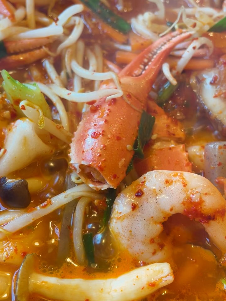 2月限定鍋今日からスタート🥰
寒い2月を汗かく位温まろう
蟹海老ホタテチリトリ鍋RED🌶
椿苑人気の鍋出汁+キムチペースト🌶をふんだんに使った🥰旨辛鍋
味が濃いめなので
酒のアテにもサイコー
シメはぜひ辛ラーメンに味を吸わせて食べて欲しい
2人前 税込4400円
2月のみの販売となります!
ご予約お待ちしております