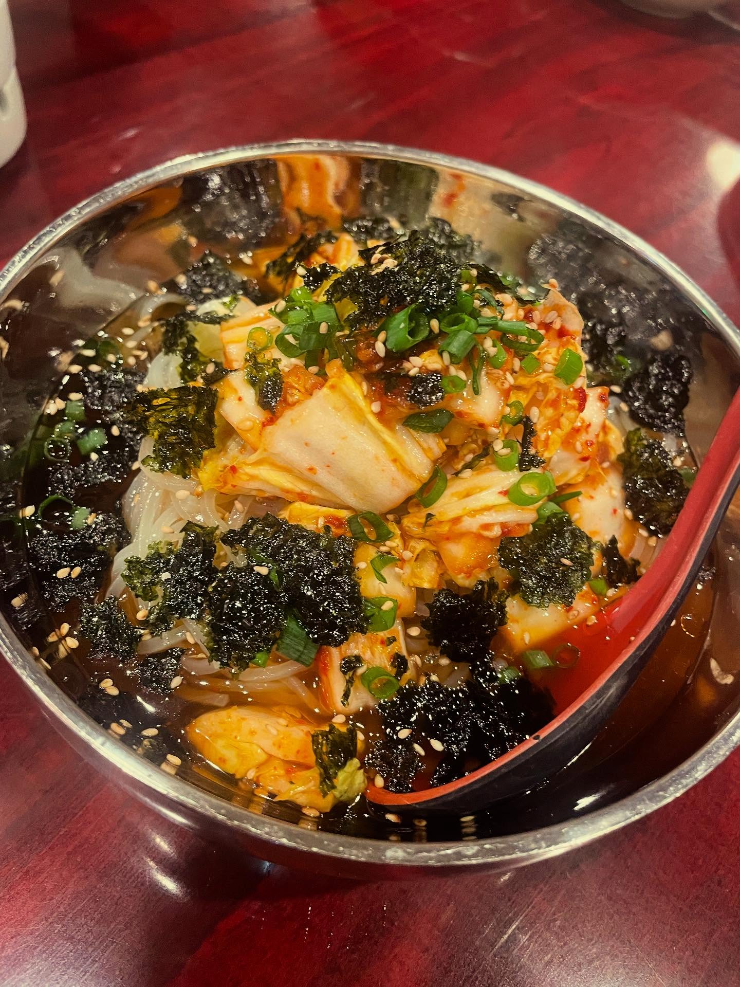 シャキシャキ食感の生野菜キムチ🌶
を使ったキムチ冷麺

まるさん特製出汁で食べる
人気の冷麺に🥰
シンプルに生野菜キムチと葱と韓国海苔を散らしました

是非〆に召し上がってください