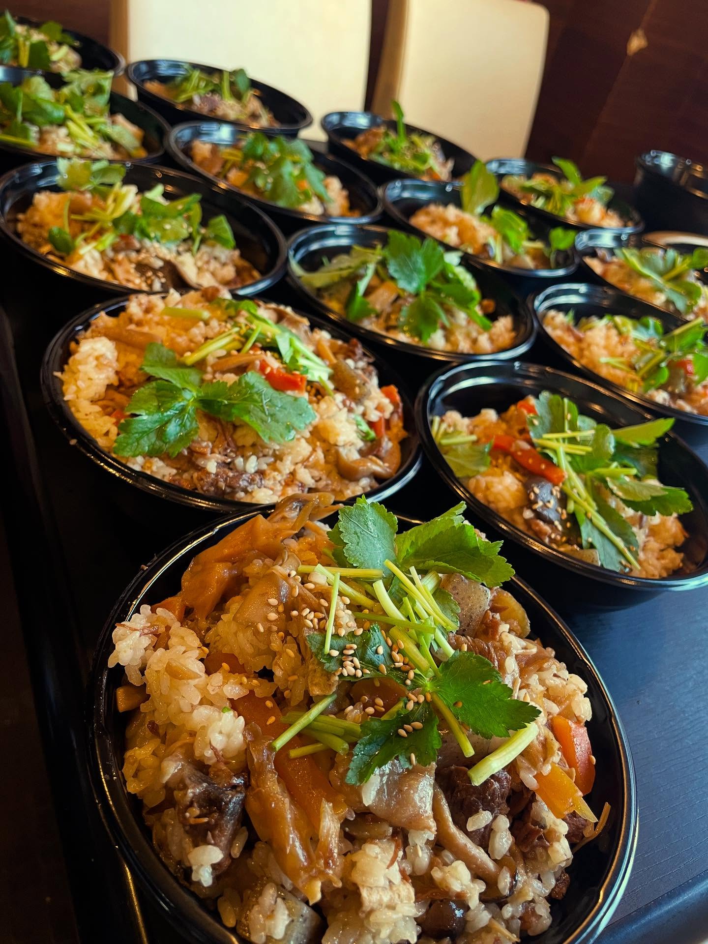 明日 焼肉屋さんの炊き込みご飯あります

11種類の具だくさん

米と具の味を変えているので
ついつい食べすぎちゃうやつ

炊き込みご飯ファンの方
是非ご利用ください