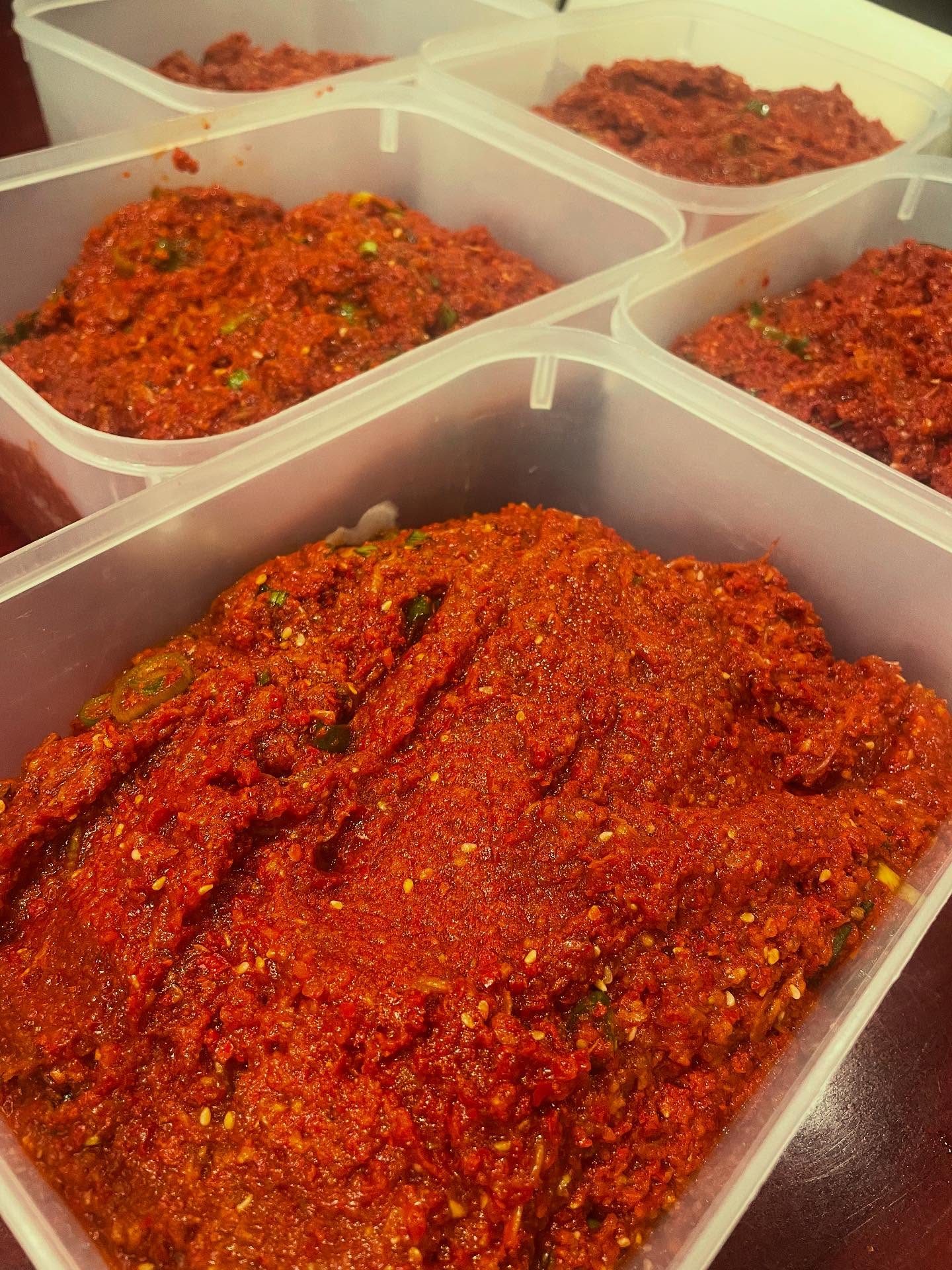 自家製キムチペースト🥰

生野菜と和えても(๑˃̵ᴗ˂̵)و ﾖｼ!

煮込んだら温かいキムチチゲも簡単に作れます

新メニューのチリトリ鍋でも大活躍中です

テイクアウトも可能ですので

お家で色んな食材和えてみてください