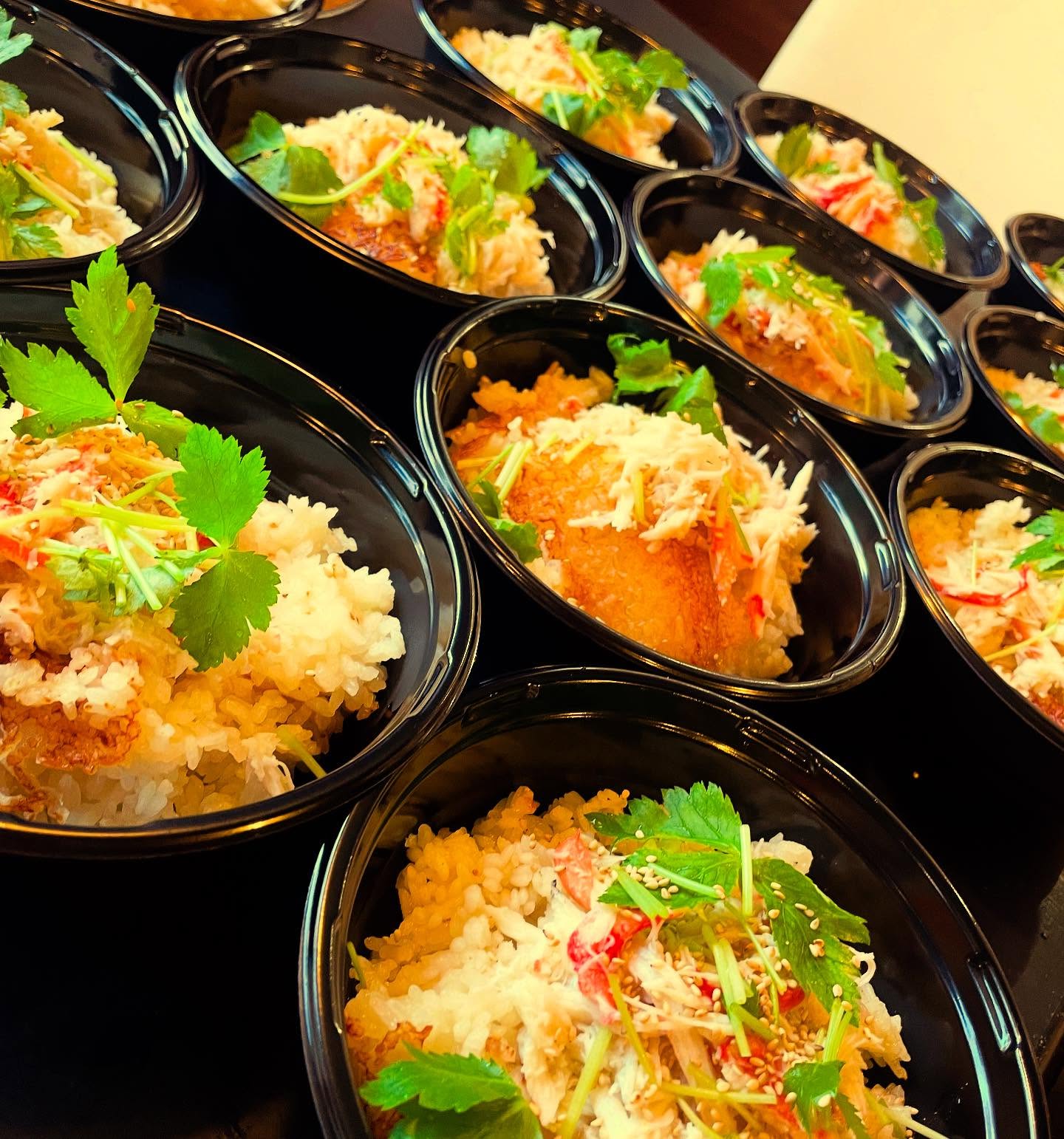 今日 明日 蟹🦀出汁飯作ります

蟹たっぷり使用した出汁で炊きあげたご飯
蟹🦀の旨みたっぷりです🥹

是非ご利用ください

1パック700円
お渡し14時～となります