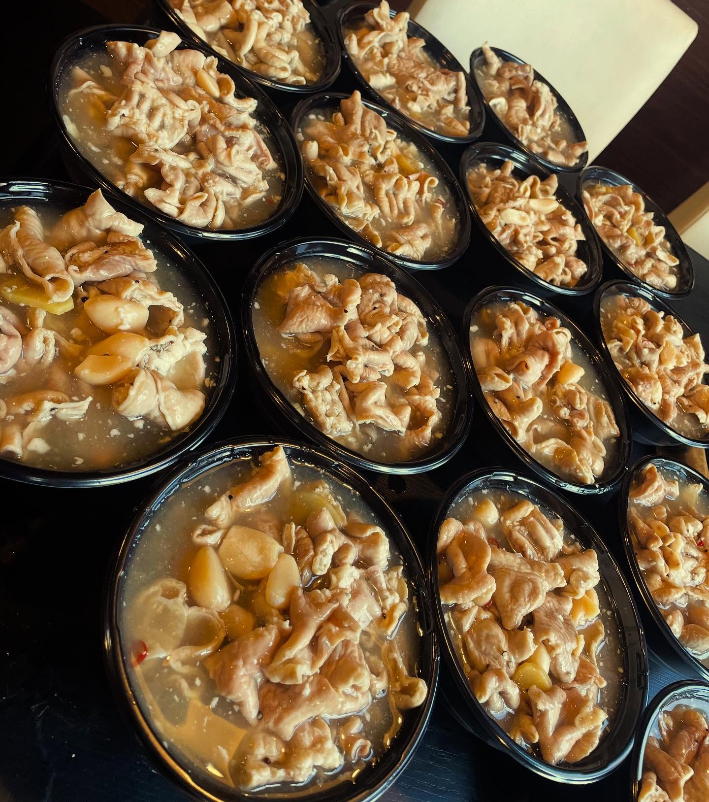 昨日は沢山のお客様にタン祭り参加頂きありがとうございます(´ᵕᴗᵕ`)
Threadsからも沢山はじめましてのお客様のご利用嬉しかったです
来月は、4/27(月)予定となります
さて
何故か最近 牛すじ煮込みを超える人気者になっている🥹
塩もつ煮込み
ふわふわで柔らかい塩もつ煮込み
そのままでも 炒め物や鍋などにもアレンジも人気の理由
まるさんは葱と絡めた丼が好きです
お家でアレンジも楽しんでください