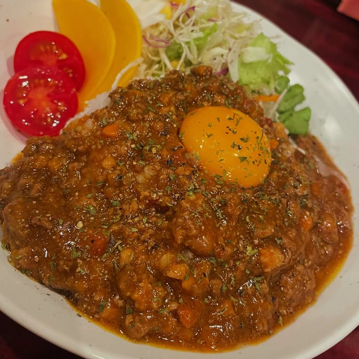 自家製手切りミンチのキーマカレー
完成しました

黒毛和牛 ザブトン 内もも
牛タン 豚トロなどの肉を使用しています

肉を炒め出たエキスで野菜をじっくり煮ます🥹
トマトも足して
味を整えてから肉を戻して完成です

肉と野菜の旨みたっぷり🥰

ご飯やパスタ
パンやグラタンなどにも使える

具だくさんミートソースカレーソースになります

お家でお楽しみください