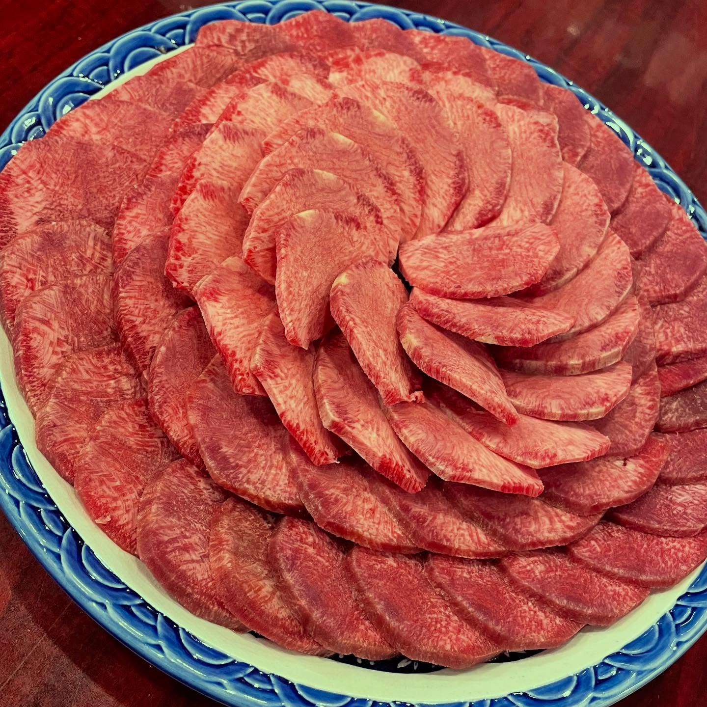 芯タンしゃぶしゃぶ🥹
人気出てきました

出汁でしゃぶしゃぶして
旨みたっぷりの美味出汁に付けて食べます🥰
タンの美味しさを再発見出来ると思います
是非お試しください