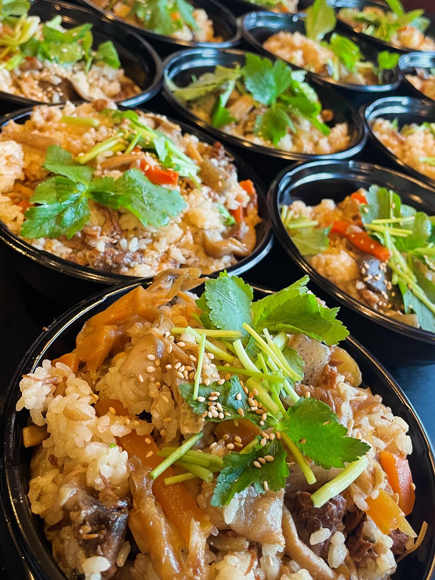 明日は焼肉屋さんの炊き込みご飯

11種類の具だくさん

冷凍したら更に美味くなり🥰
こんにゃく増やして欲しいリクエストありましたので

今回からこんにゃく増量

味の染み込んだこんにゃくを冷凍すると！
適度にしぼんだ凍みこんにゃくになります
食感プラス中から出汁がプシャっと出てきて
味わいのアクセントになります🥺

是非試してみてください

並盛700円
特盛1000円