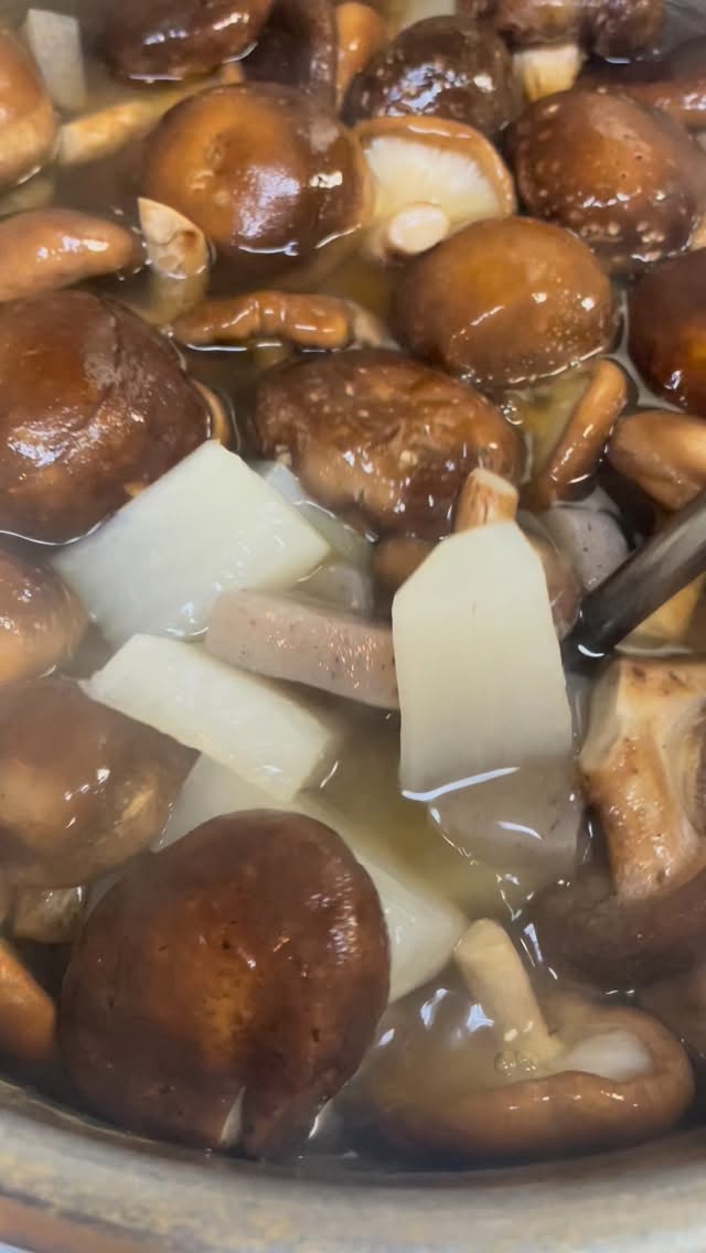 鰹 昆布 椎茸の旨味で弱火で味染み染み中🥰

牛角煮と合わせます