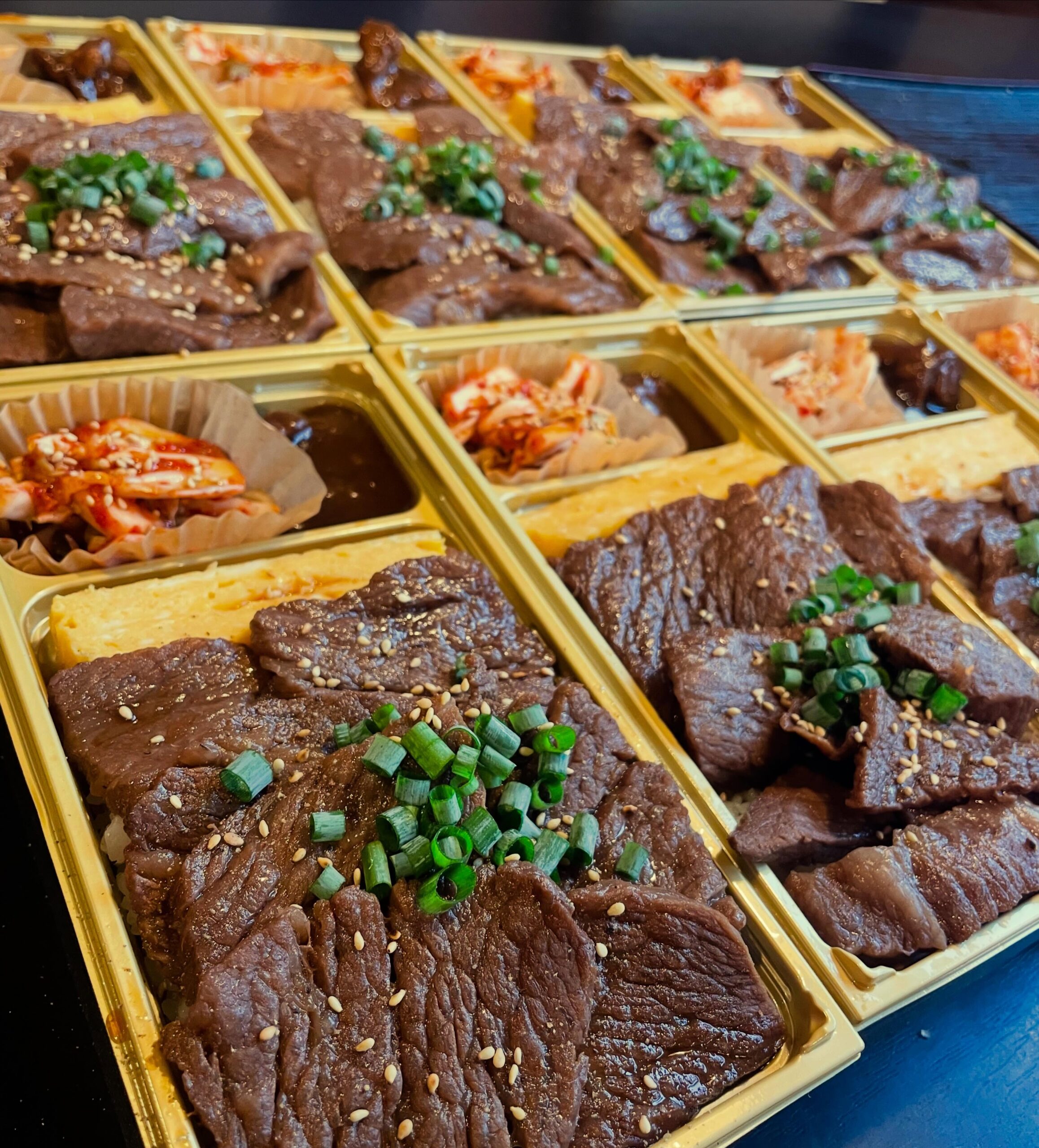 午後はザブトン弁当🥰

柔らかく旨みあるザブトンを沢山乗せました

出汁巻き 
タンシチュー
生野菜キムチ
も人気です