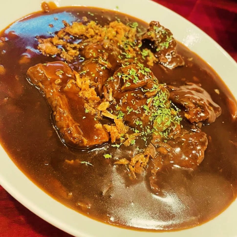 涼しくなって来て、ビーフシチューがテイクアウト増えて来ました

大きめの塊肉はスプーンでほぐせる位柔らかく仕上げています

お子さんにかぶりついて食べて欲しいです🥹